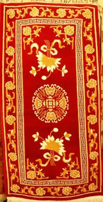 Tapis tibétain avec pièce et fleurs