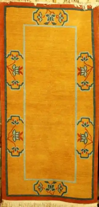Le tapis tibétain avec bordure de lotus