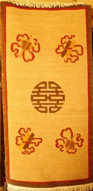 Tapis tibétain avec pièce de monnaie et symbole auspicious.