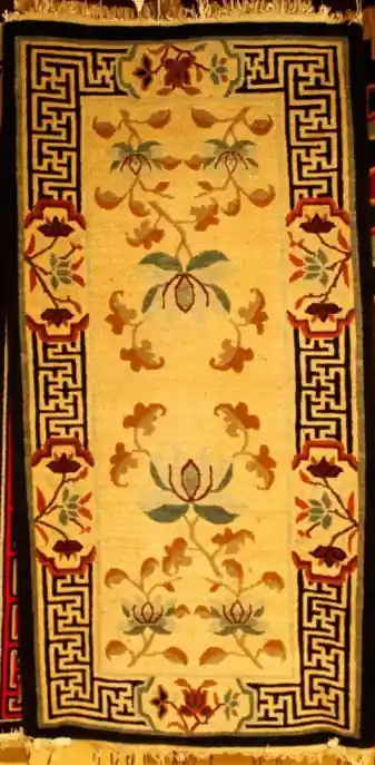 Le tapis tibétain avec motif de lotus et bordure