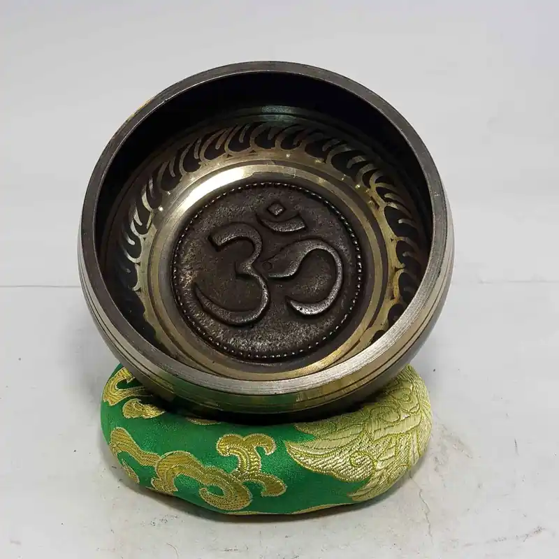 Om Bol chantant en relief
