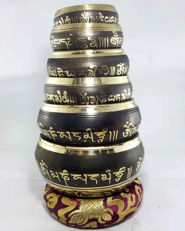 Ensemble de 6 bols chantants en laiton coulé avec des motifs gravés.