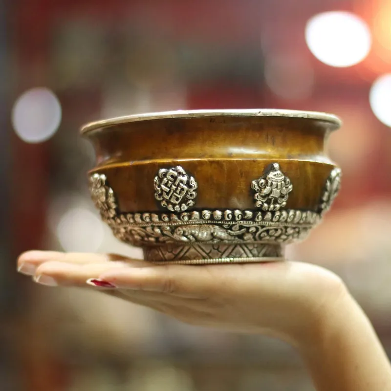 Bol en bois avec une plaque en argent sterling.