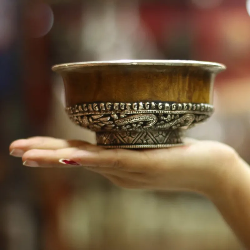 Bol en bois avec une assiette en argent sterling