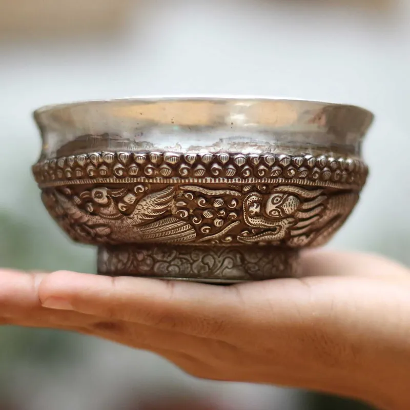 Bol d’offrande en argent avec sculpture de dragon