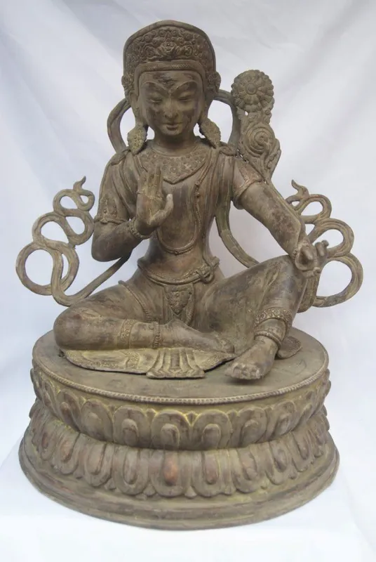 Statue d’Indra en pierre avec finition colorée