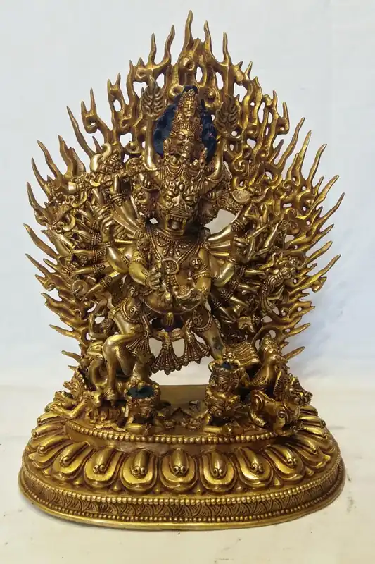 Statue de Megasambara entièrement dorée à la feuille d’or.