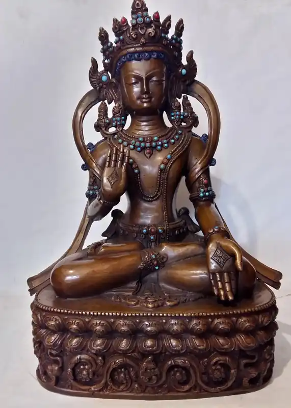 Statue de Bodhisattva avec incrustations de corail véritable et de turquoise.
