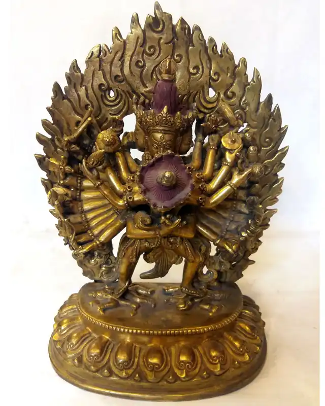 Statue de Kalachakra avec sa consort, présentant une patine antique.