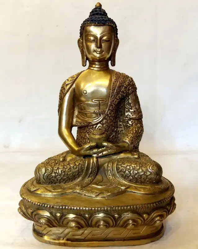 Statue d’Amitabha Bouddha avec des sculptures.