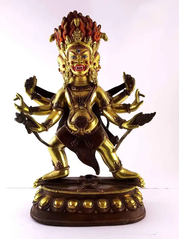 Statue de Dharmapala au visage peint