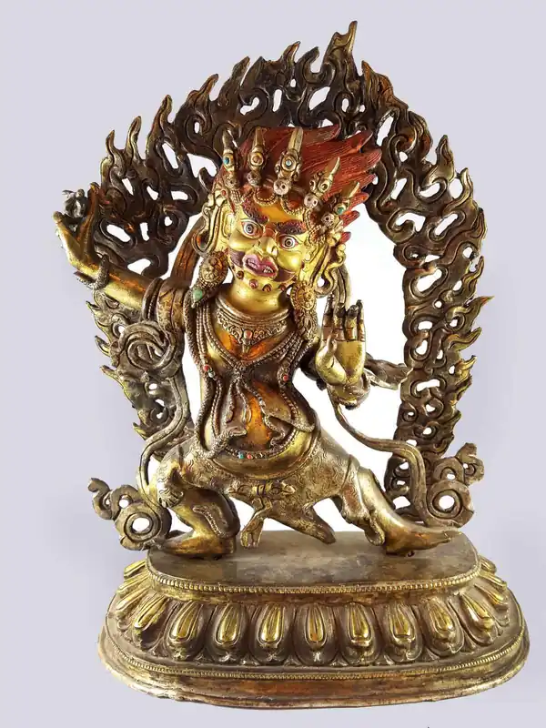 Statue de Vajrapani au visage peint