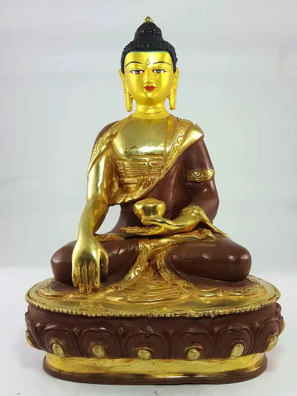 Statue du Bouddha Shakyamuni au visage peint