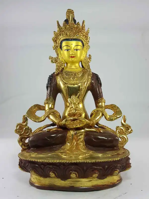 Statue d’Aparmita au visage peint