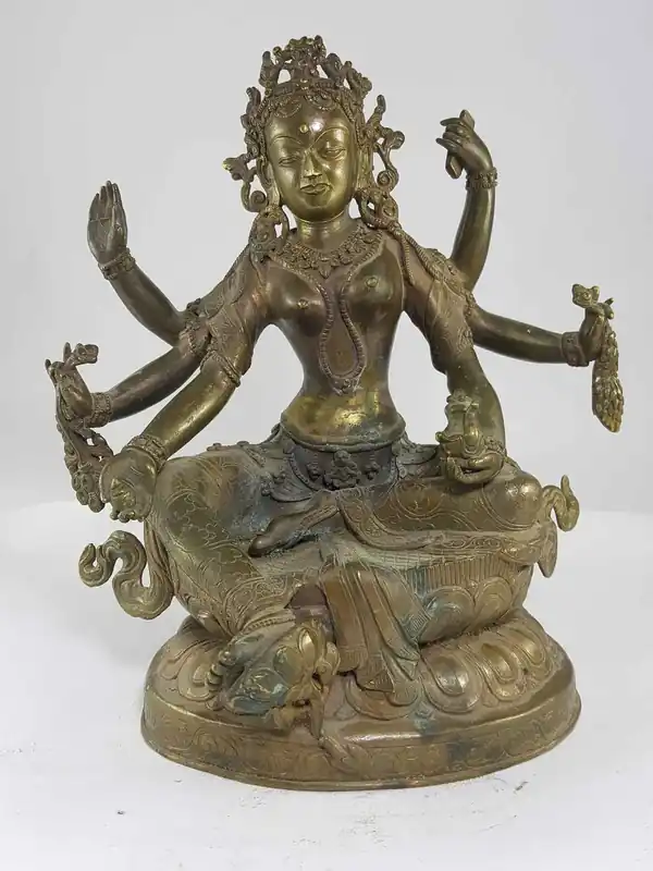 Statue antique de Vasundhara