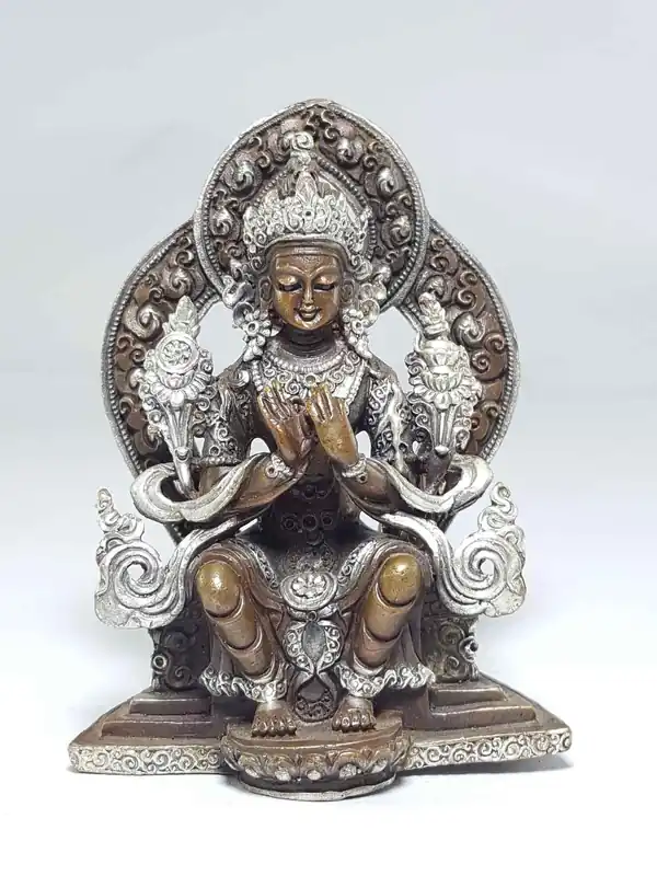 Statue de Maitreya Bouddha sur un trône