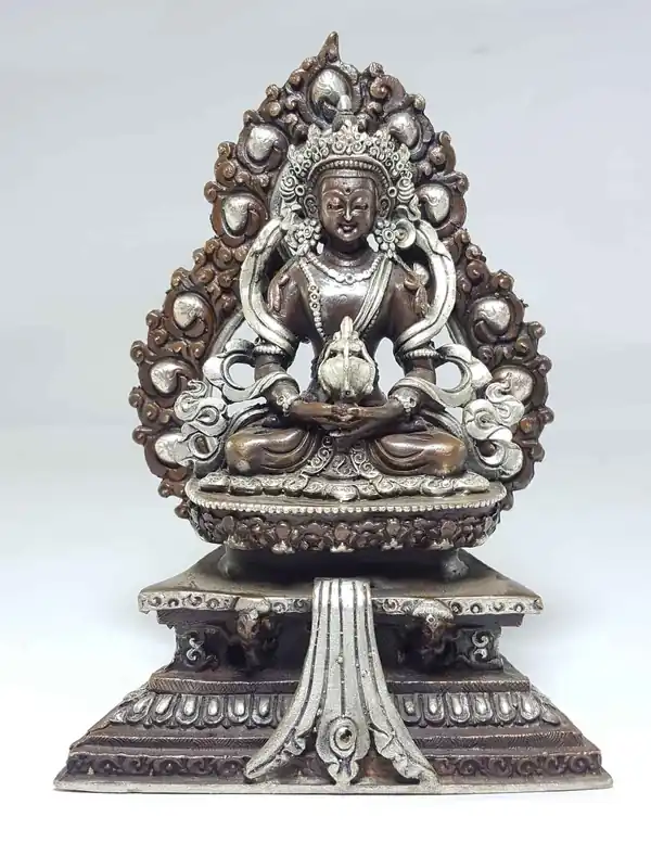 Statue d’Aparmita sur un trône