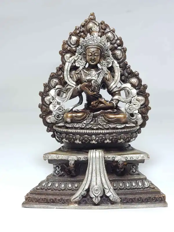 Statue de Vajrasattva sur un trône