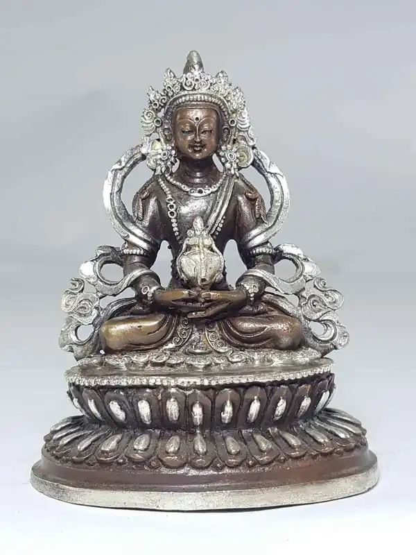Statue d’Aparmita avec une base de double lotus