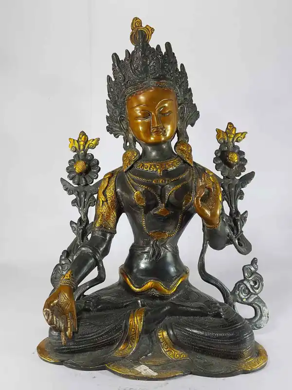 Statue d’Arya Tara Blanche en fonte de sable sans base.