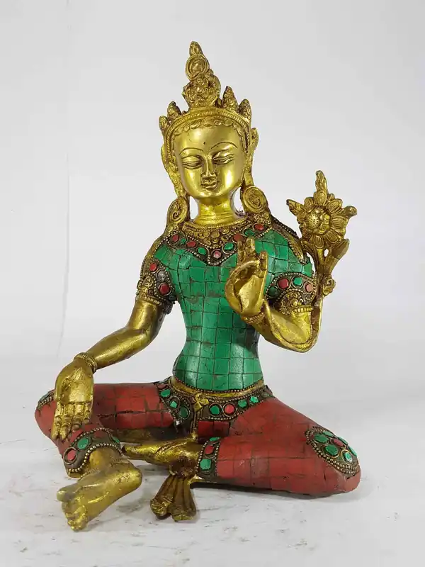 Statue d’Arya Tara Verte en Fonte de Sable avec Montage en Pierre