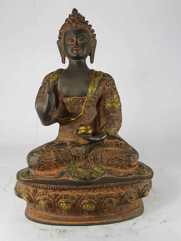 Statue en fonte de sable d’Amoghasiddhi Bouddha