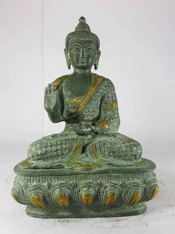Statue du Bouddha Amoghasiddhi en fonte de sable verte