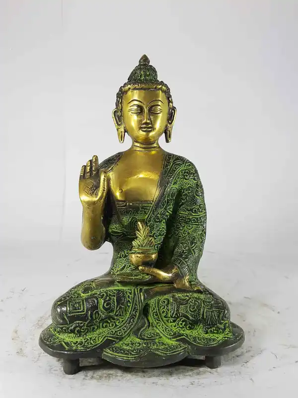 Statue d’Amoghasiddhi Bouddha en fonte de sable, verte antique sans socle.