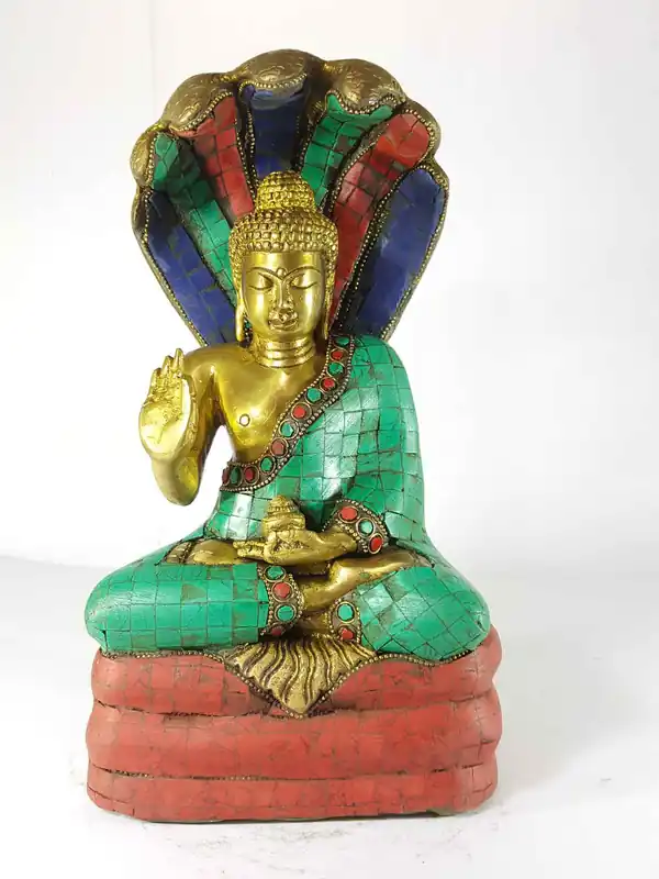 Statue du Bouddha Amoghasiddhi : Coulée de sable et mise en place de la pierre.