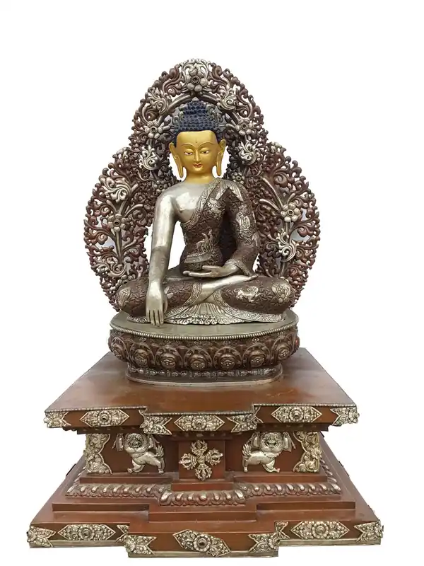 Statue du Bouddha Shakyamuni sur un trône