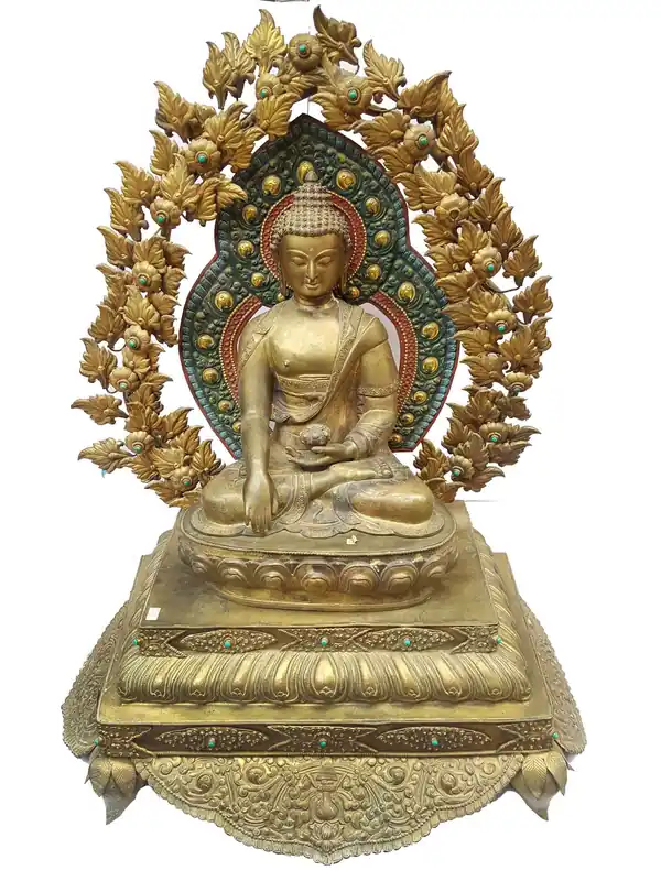 Statue du Bouddha Shakyamuni sur un trône