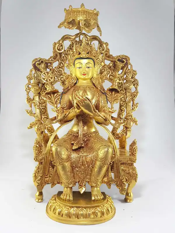 Statue de Bouddha Maitreya avec visage doré et sculpture en relief profonde.