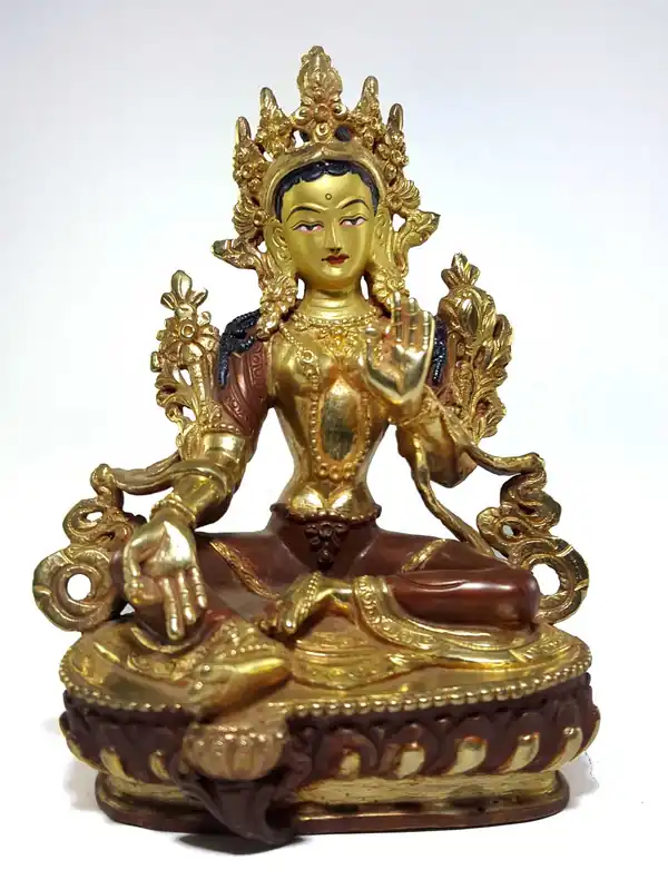 Statue bouddhiste de la Tara verte au visage peint