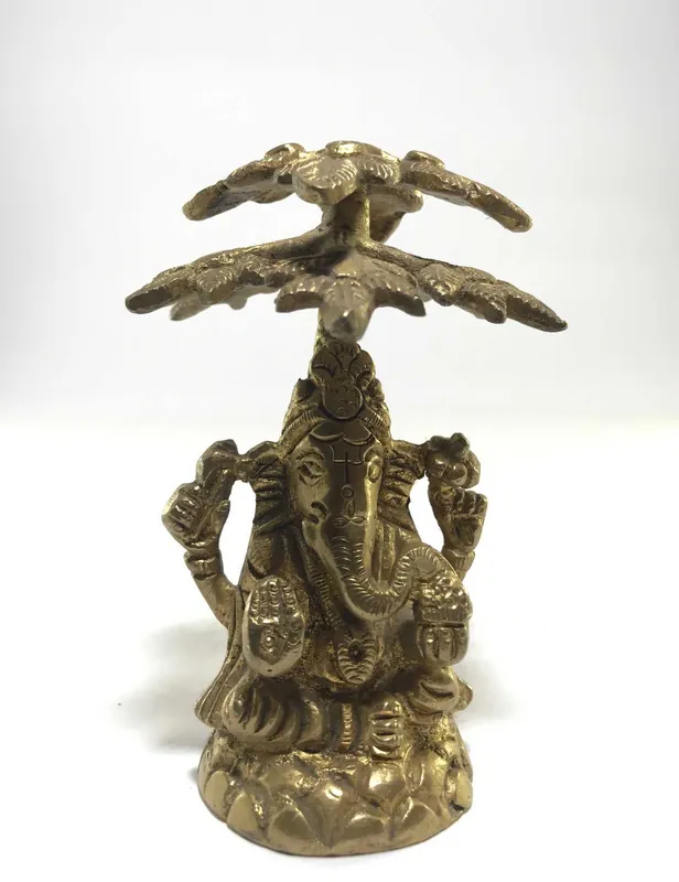 Statue de Ganesh sur un arbre