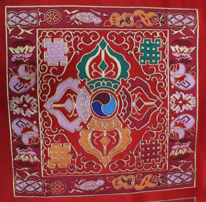 Soie rouge brodée avec un motif de double dorje
