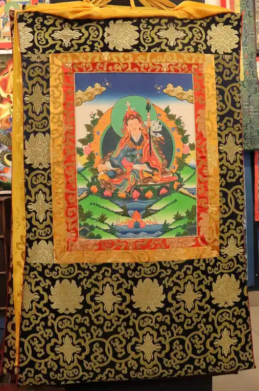Thangka du Guru Padmasambhava encadré de soie