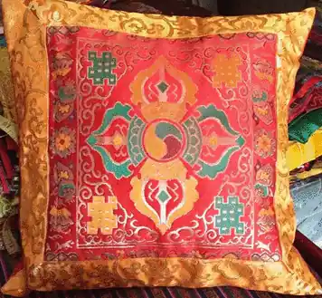 Housse de coussin en brocart de soie avec motif de double dorje