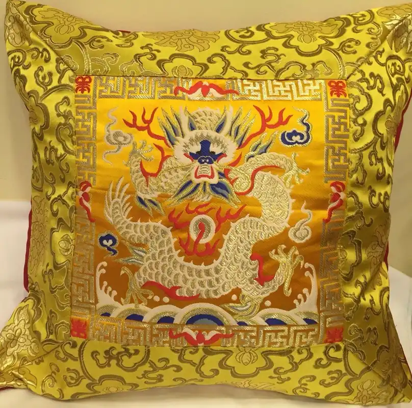 Housse de coussin en brocart de soie jaune avec motif de dragon