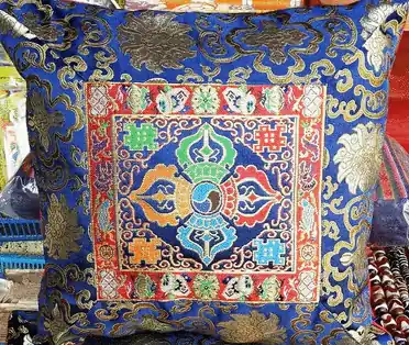 Housse de coussin en brocart de soie bleue avec un motif de double dorje.