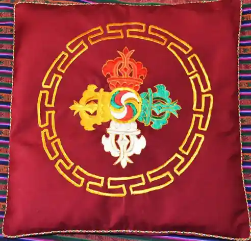 Housse de coussin avec broderie Double Dorje
