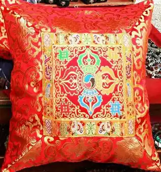 Housse de coussin en brocart de soie rouge avec double dorje