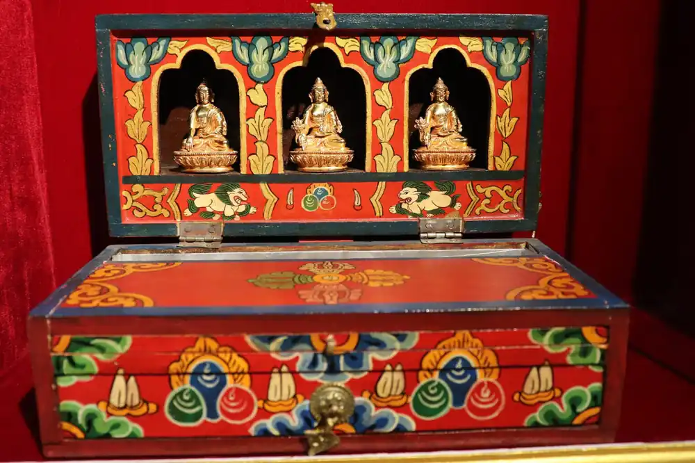 Boîte à trésor tibétaine avec statue de Bouddha