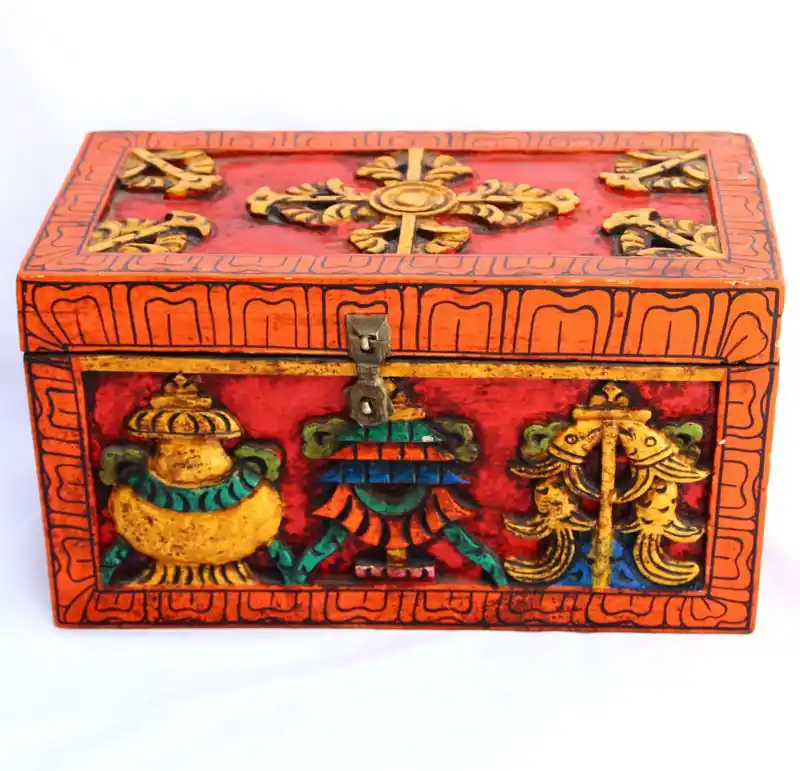 Boîte de trésor tibétaine avec Astamangal et dorje double sculpté