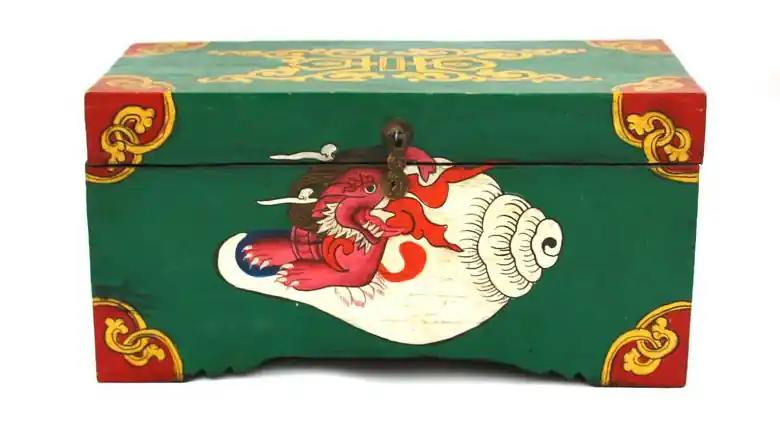 Boîte à trésors tibétaine avec un motif de coquille de conque
