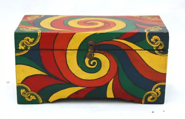 Boîte à trésors tibétaine avec motif arc-en-ciel