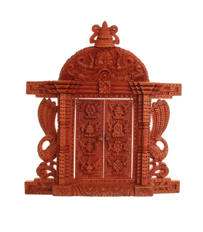 Fenêtre sculptée à la main avec un design des 8 symboles auspicious.