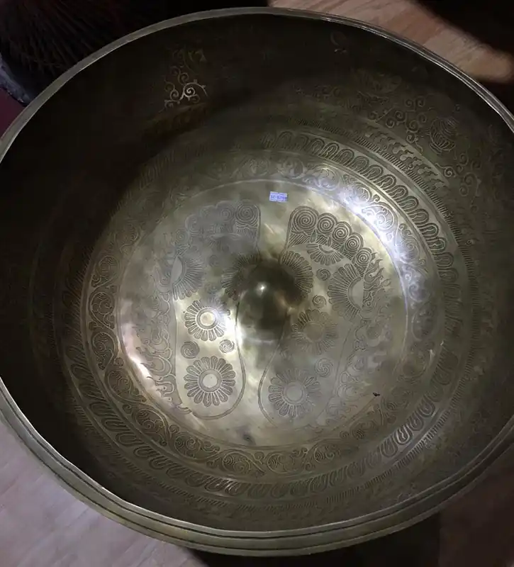 Bol chantant en lingam gravé et sculpté