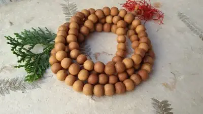 Mala en bois de santal de 10 mm avec 108 perles