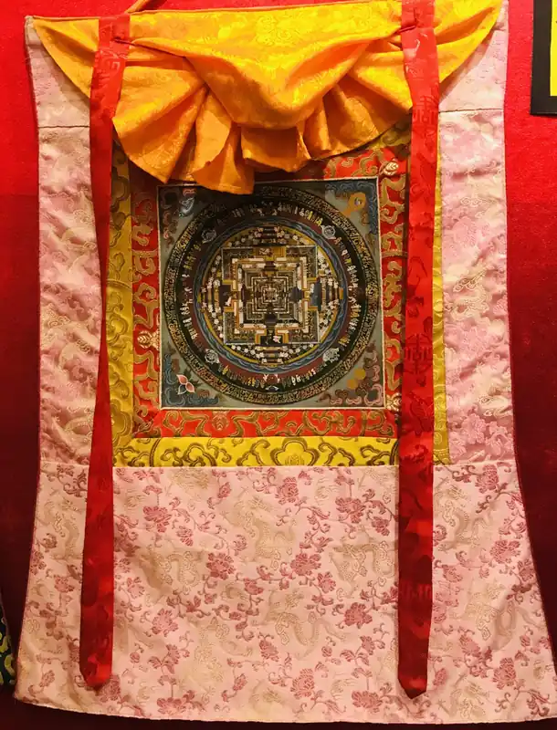 Le Mandala de Kalachakra encadré de soie