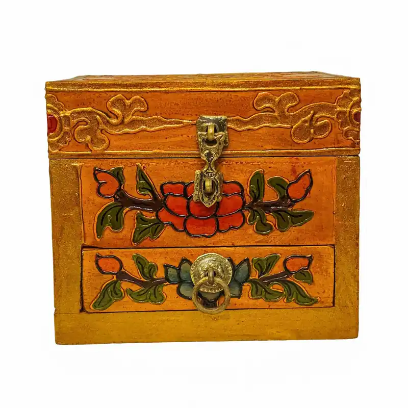 Boîte rituelle en bois tibétois avec finition traditionnelle